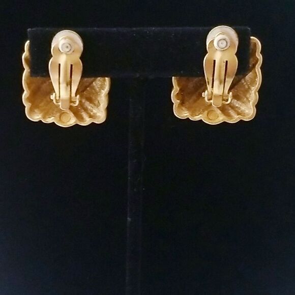Anne Klien signature satin gold Matte textured square earrings - Picture 5 of 8